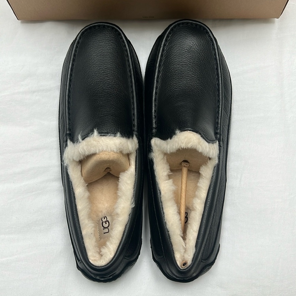 UGG Ascot Men’s Leather Slipper Size 15, never worn
